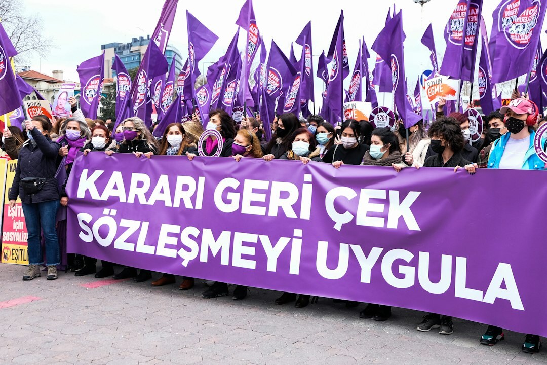 Sunucunun canlı yayında konukları sakinleştirdiği an