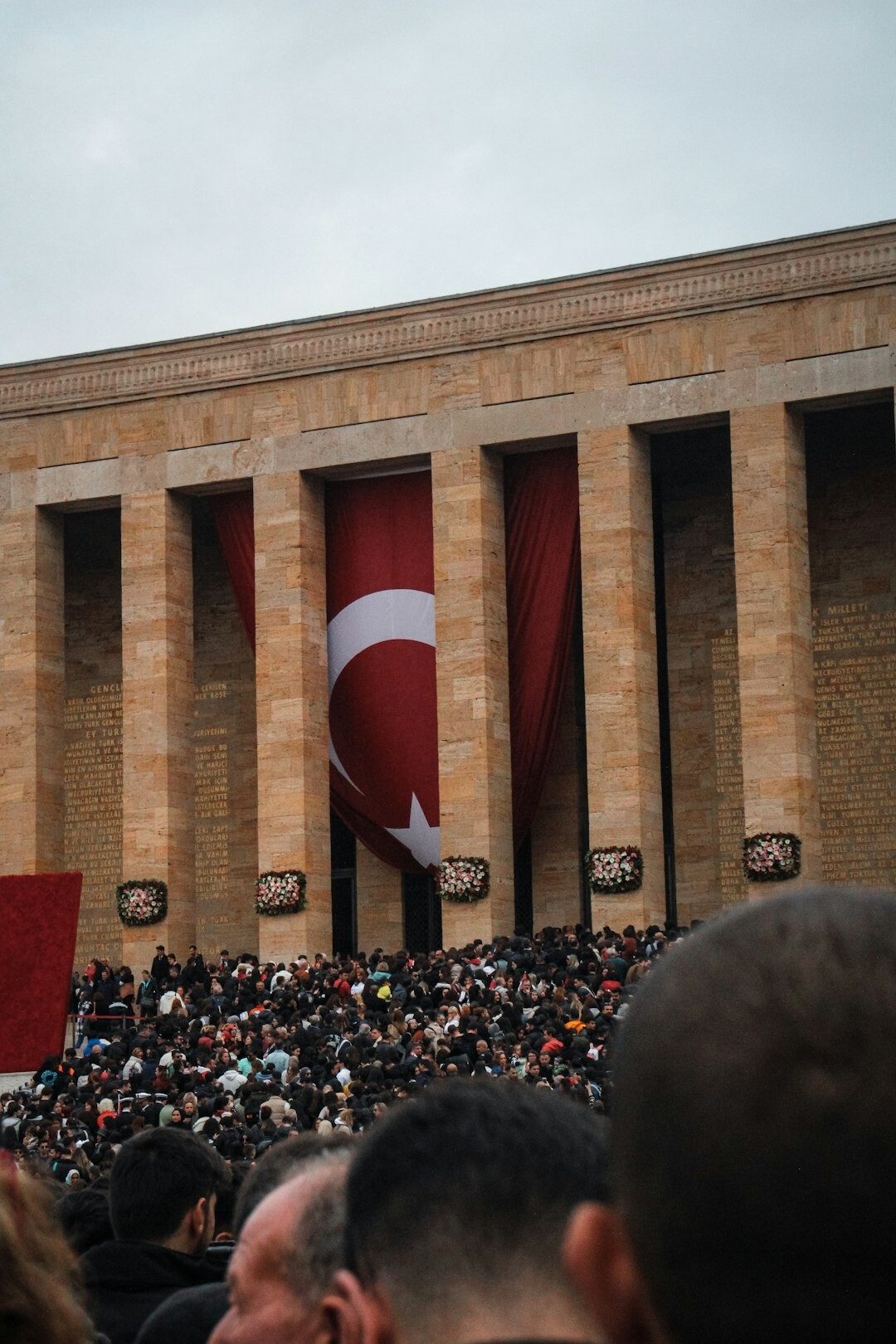 Kriz yönetimi uzmanı Türk kadın portresi